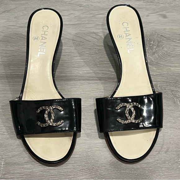 CHANEL Black Patent Leather CC Logo Kitten Heel Mules Size 39 - Picture 14 of 14